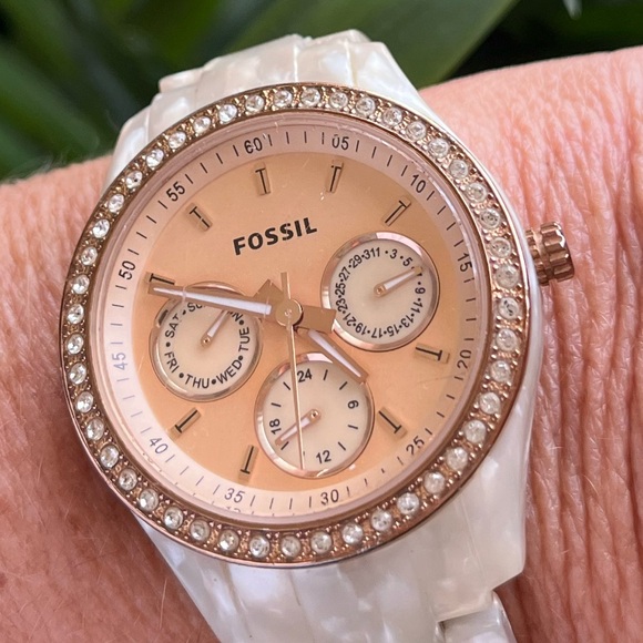 Fossil mother of pearl watch with box. Needs battery/all gems on face perfect - Picture 9 of 10